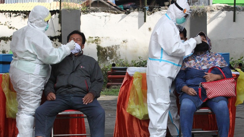 Ribuan Petugas Pengawas TPS Pilkada Surabaya Jalani Swab Test Covid-19 - Bagian 1