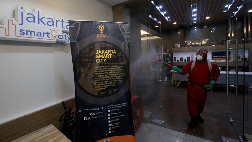 Anies Baswedan Positif Covid-19, Kantor Gubernur Disemprot Cairan Disinfektan - Bagian 4