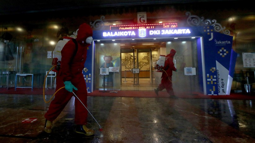 Anies Baswedan Positif Covid-19, Kantor Gubernur Disemprot Cairan Disinfektan - Bagian 6