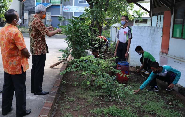 title Jelang Pembelajaran Tatap Muka, Ganjar Cek SOP Protokol Kesehatan SMK Negeri Jateng Jelang Pembelajaran Tatap Muka, Ganjar Cek SOP Protokol Kesehatan SMK Negeri Jateng