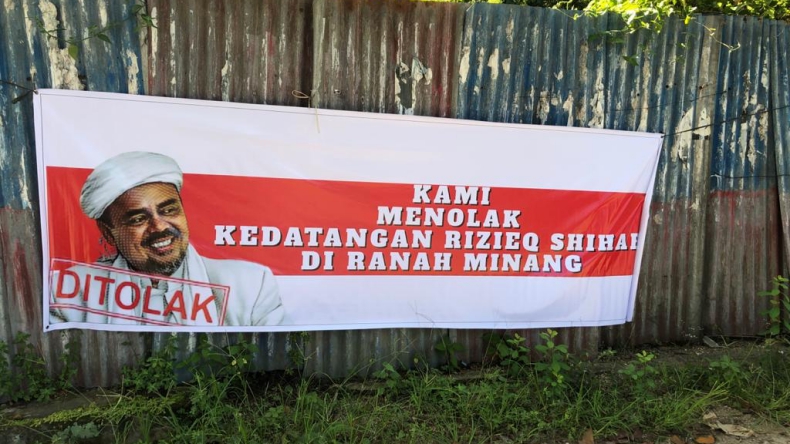 Spanduk Tolak Habib Rizieq di Padang Dipasang 3 Orang Berbaju Hitam