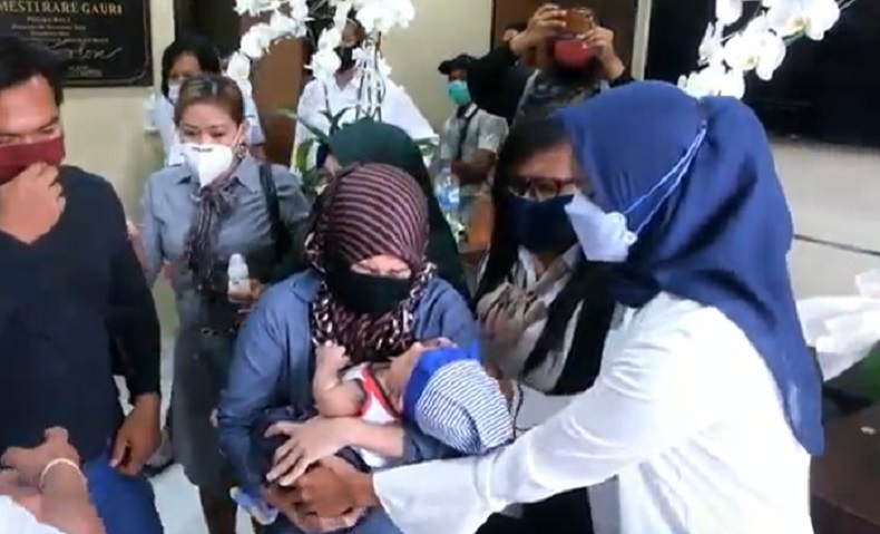 title Penuh Haru, Ibu Muda di Denpasar Bertemu dengan Bayi yang Terpisah 3 Bulan Penuh Haru, Ibu Muda di Denpasar Bertemu dengan Bayi yang Terpisah 3 Bulan