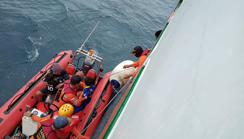 Kapal Bocor di Perairan Pulau Sarappo, ABK Bertahan di Laut  untuk Perbaiki Kapal