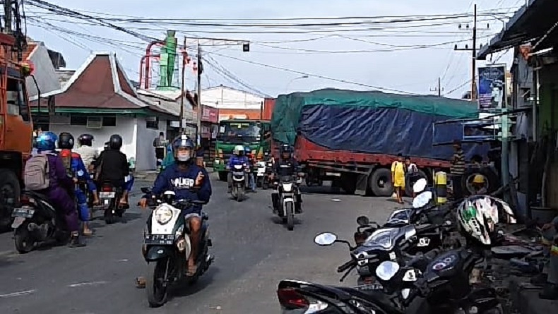 Truk Tronton Tabrak Rumah Jalur Gresik Utara Macet Total Bagian 1