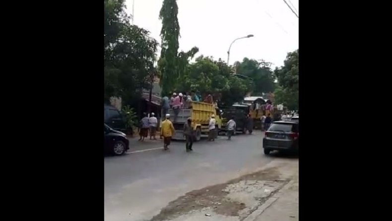 title Rumah Mahfud MD Dikepung Massa, Minta Habib Rizieq Tak Ditahan Rumah Mahfud MD Dikepung Massa, Minta Habib Rizieq Tak Ditahan