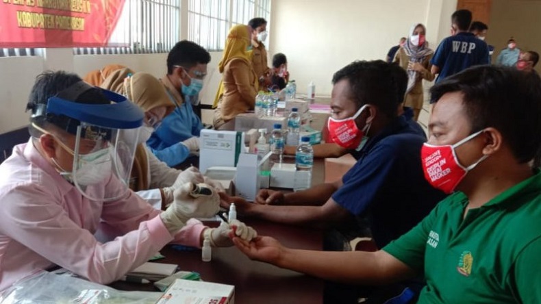 Antisipasi Klaster Baru, 140 Napi Lapas Narkotika Klas II-A Pamekasan Rapid Test