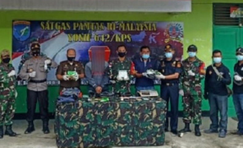 Satgas Pamtas Tangkap Kurir Narkoba di Perbatasan RI-Malaysia, Amankan Sabu 3 Kg