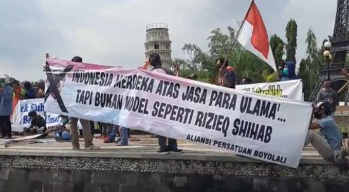 Dibubarkan Polisi, Massa Bakar Gambar Habib Rizieq di Boyolali