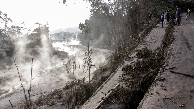 Penampakan Lahar Panas Gunung Semeru Mengalir di Lumajang - Bagian 1