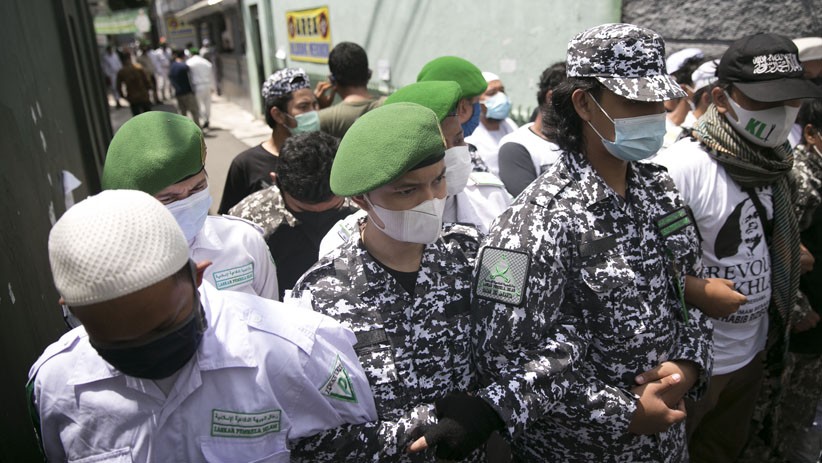 Halangi Polisi di Kediaman Habib Rizieq, Anggota FPI Bikin Pagar Manusia - Bagian 1