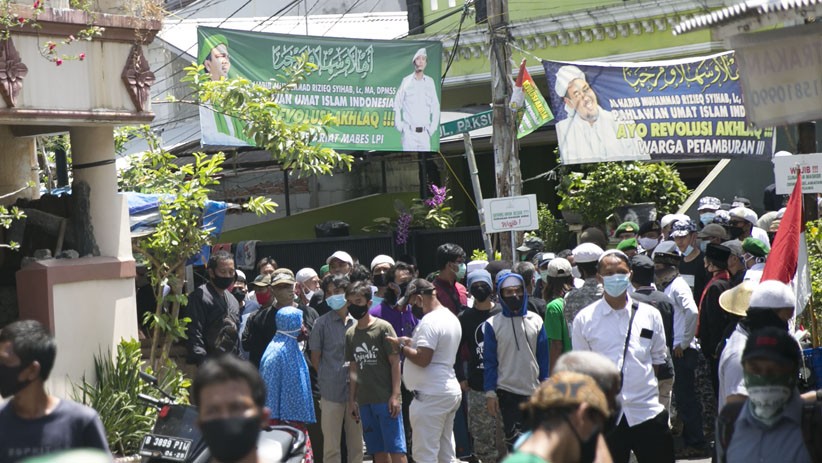 Halangi Polisi di Kediaman Habib Rizieq, Anggota FPI Bikin Pagar Manusia - Bagian 3