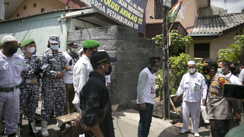 Halangi Polisi di Kediaman Habib Rizieq, Anggota FPI Bikin Pagar Manusia - Bagian 6