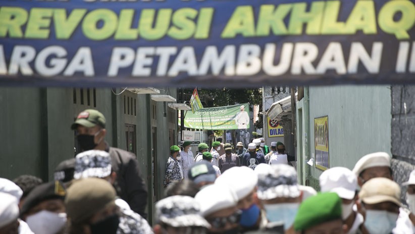 Halangi Polisi di Kediaman Habib Rizieq, Anggota FPI Bikin Pagar Manusia - Bagian 5