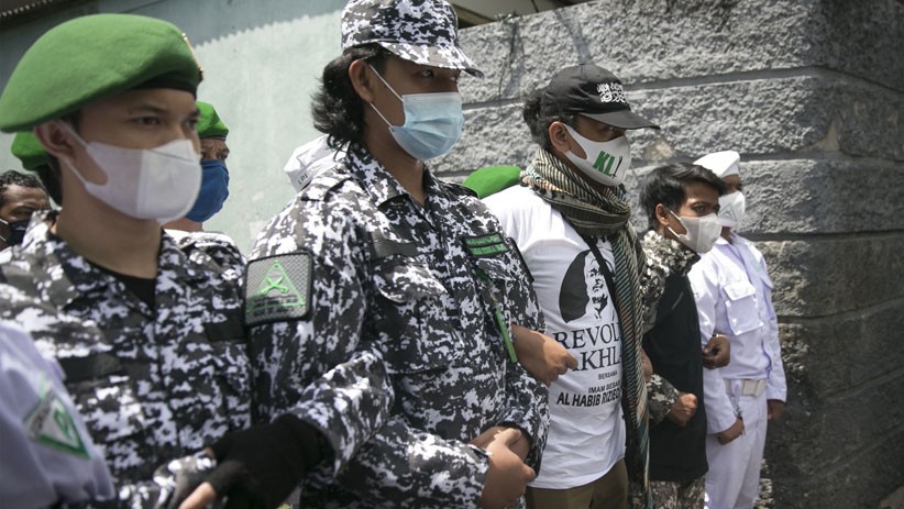 Halangi Polisi di Kediaman Habib Rizieq, Anggota FPI Bikin Pagar Manusia - Bagian 2