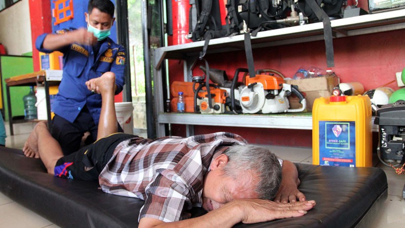 Posko Damkar Jagakarsa Berikan Layanan Pijat Patah Tulang Khas Cimande - Bagian 3