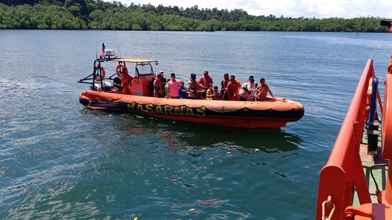 5 Menit Berlayar, KM Sabuk Nusantara Kandas di Mentawai