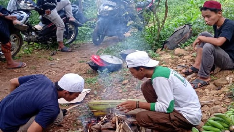 Gelar Reuni 212, 50 Anggota FPI Purwakarta Doa Bersama dan Bersih-bersih