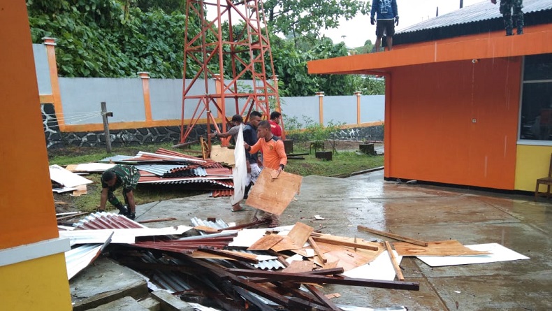 Angin Puting Beliung Hantam Gedung Kantor POS SAR Raja Ampat