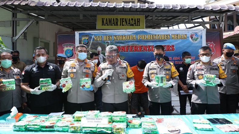 title Berusaha Rebut Senpi Polisi, Kurir 30 Kg Sabu Jaringan Malaysia-Palembang Ditembak Mati Berusaha Rebut Senpi Polisi, Kurir 30 Kg Sabu Jaringan Malaysia-Palembang Ditembak Mati