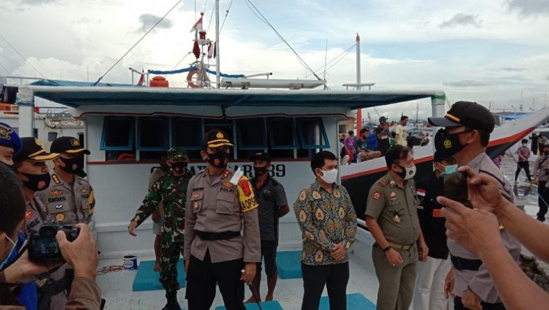 Pengiriman Logistik Pilkada Pangkep Dikirim Awal dengan Kapal Nelayan