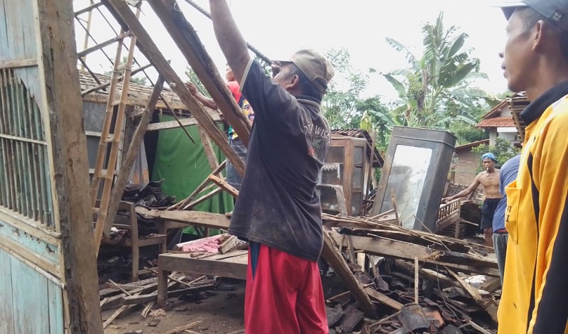 Rumah Warga di Probolinggo Ambruk akibat Hujan Semalam