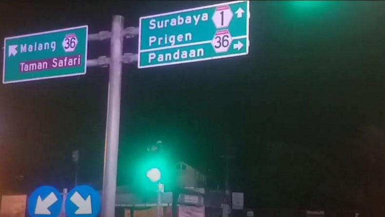 Ambulans Bawa Jenazah Terbakar di Tol Gempol-Pandaan saat Tengah Malam