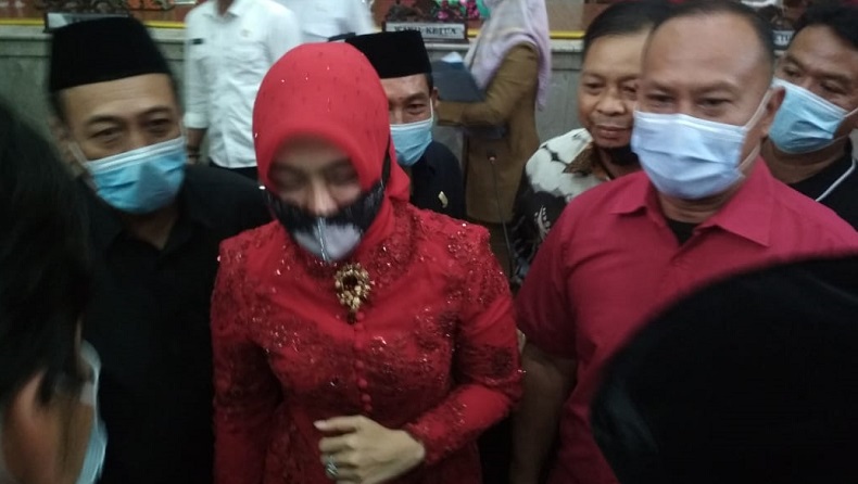 Sunjaya Diberhentikan dari Bupati karena OTT KPK, Istrinya Terpilih Jadi Wabup Cirebon