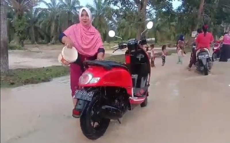 Alamak, Warga di Asahan Asyik Cuci Motor di Pinggir Jalan saat Banjir Melanda