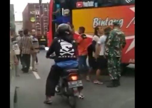 Video Viral Sopir Bus di Lamongan Dikeroyok Warga Gegara Lawan Arah