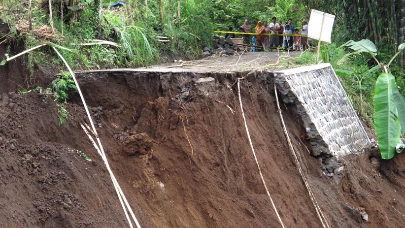 Tanah Longsor Sepanjang 60 Meter di Magelang, Jalan Antardesa Terputus