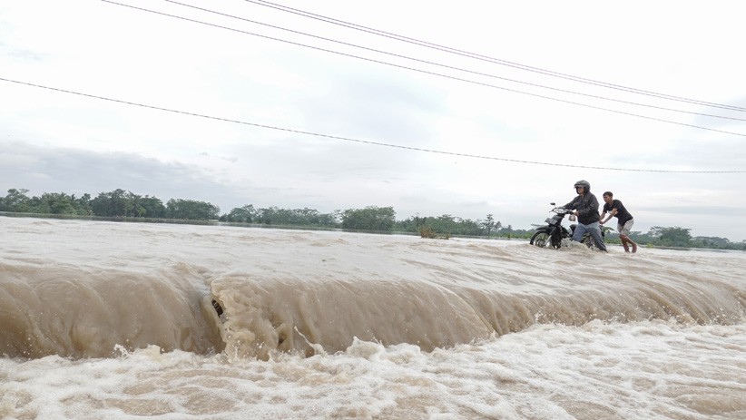 Penampakan dari Udara Sungai Klawing Meluap, Jalur Banyumas-Purbalingga Putus