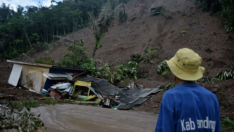15 Rumah Tertimbun Tanah Longsor di Desa Sukamulya Garut