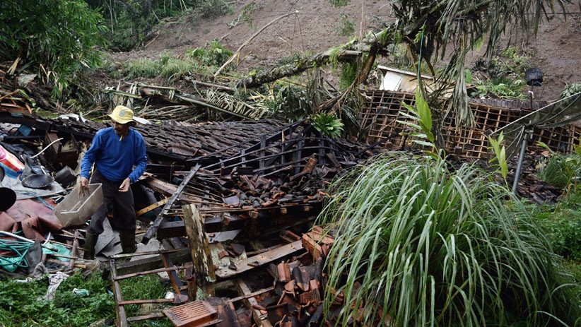 15 Rumah Tertimbun Tanah Longsor di Desa Sukamulya Garut