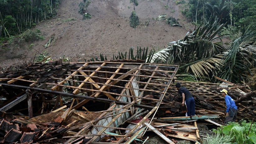 15 Rumah Tertimbun Tanah Longsor di Desa Sukamulya Garut - Bagian 2