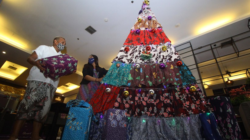  Pohon  Natal  Terbuat  dari  Kain Batik Setinggi 3 5 Meter