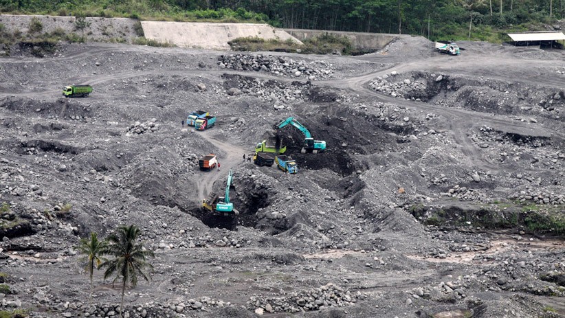 Penambang Pasir Nekat Beraktivitas di Aliran Sungai Gunung Semeru - Bagian 1