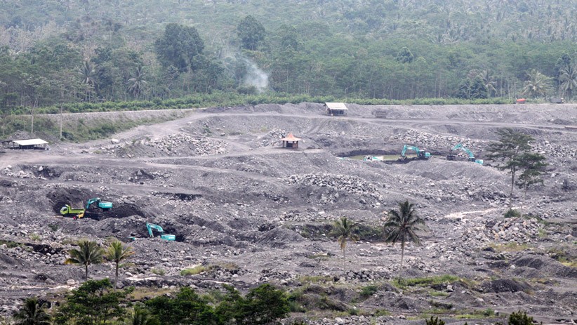 Penambang Pasir Nekat Beraktivitas di Aliran Sungai Gunung Semeru - Bagian 2