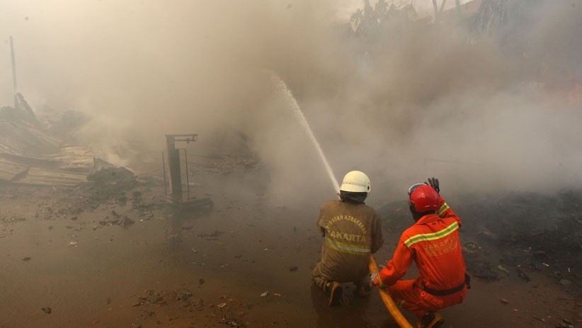 Gudang Barang Bekas di Bambu Apus Ludes Terbakar - Bagian 2