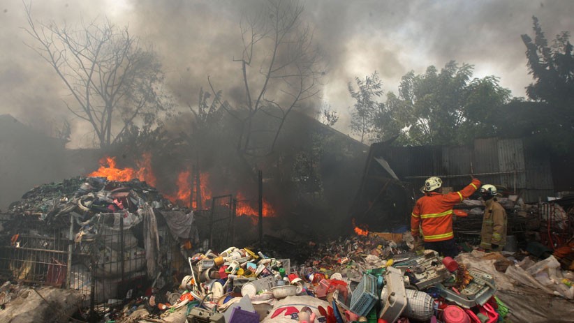 Gudang Barang Bekas di Bambu Apus Ludes Terbakar - Bagian 1