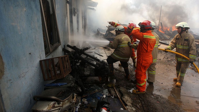 Gudang Barang Bekas di Bambu Apus Ludes Terbakar - Bagian 3