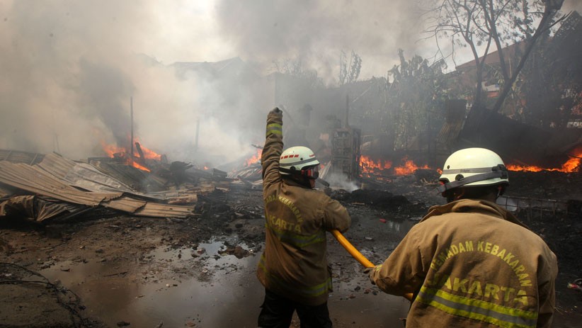 Gudang Barang Bekas di Bambu Apus Ludes Terbakar - Bagian 4