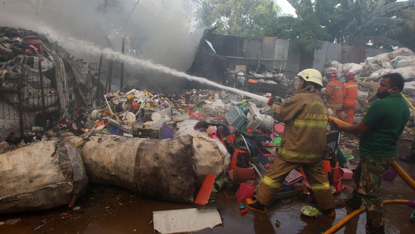 Gudang Barang Bekas di Bambu Apus Ludes Terbakar - Bagian 5