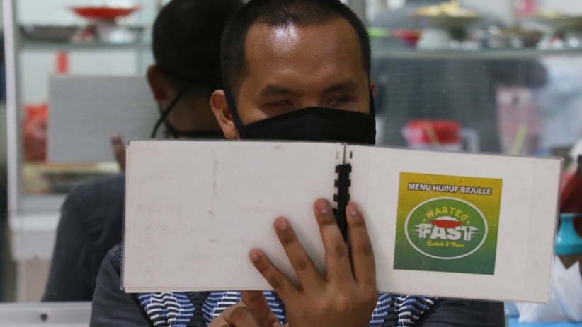 Warteg Ini Berikan Makan Gratis untuk Penyandang Disabilitas - Bagian 3