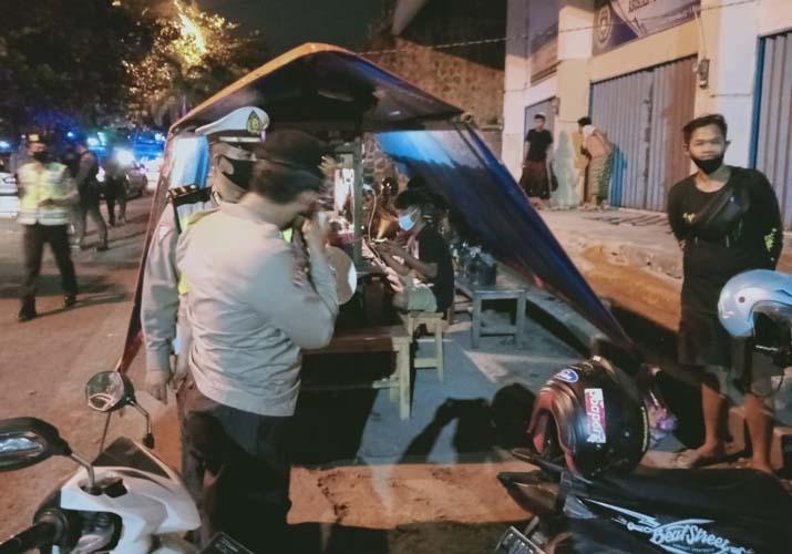 Patroli Skala Besar, Polisi Bubarkan Kerumunan Warga di Kota Pekalongan