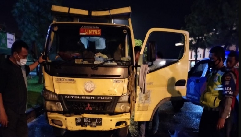 Pejalan Kaki Tewas Ditabrak Truk saat Menyeberang di Jalinsum
