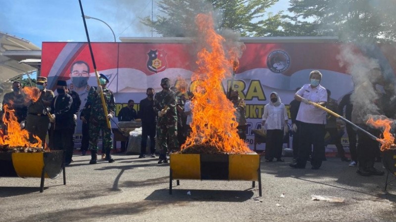 Polda Sumbar Bakar 164 Kilogram Ganja