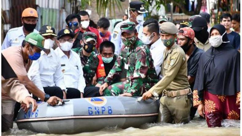 Edy Rahmayadi dan Pangdam Bukit Barisan Naik Perahu Tinjau Korban Banjir Sergai