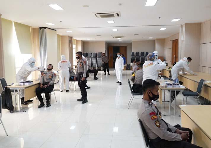title Tes Swab Antigen, 30 Polisi Pengamanan Pilkada di Jateng Reaktif Covid-19 Tes Swab Antigen, 30 Polisi Pengamanan Pilkada di Jateng Reaktif Covid-19