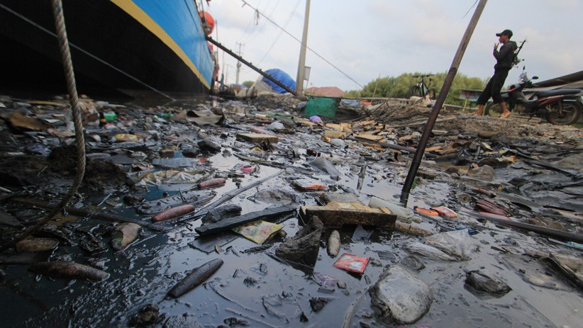Penampakan Sungai Prajagumiwang Tercemar Oli Bekas Mesin Kapal dan Sampah - Bagian 2