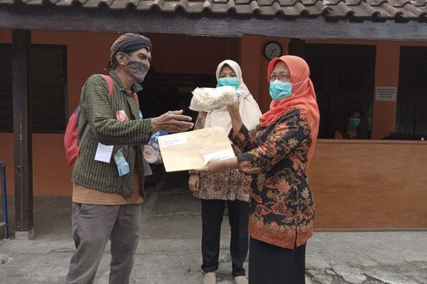 title Aktivis JCW Sindir Bawaslu Bantul dengan Kerupuk Melempem Aktivis JCW Sindir Bawaslu Bantul dengan Kerupuk Melempem